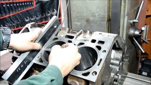 Шлифовка плоскости блока цилиндров вручную Ford Mustang 4.0 V6