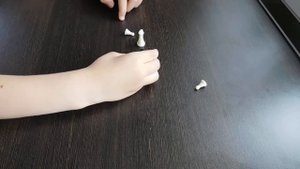 Покажите ребенку как магниты одного полюса отталкиваются