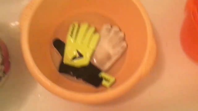 Как помыть Вратарские перчатки! Видео-обучение.