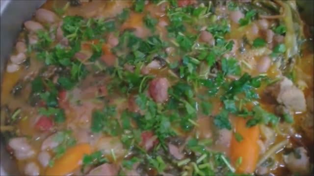 Портулак с мясом и фасолью по-португальски.