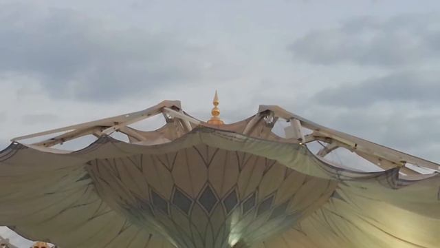 Интересно наблюдать как раскрываются зонты во дворе мечети Пророка Мухаммада саляЛлаху алейхи уа са смотреть онлайн