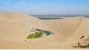 Озеро Полумесяца в пустыне Гоби . Китай. На грани исчезновения