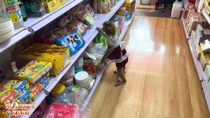 Monkey Kaka and Diem happily went with mom to buy new slippers