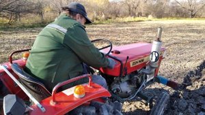 Вспашка тяжёлой почвы минитрактором