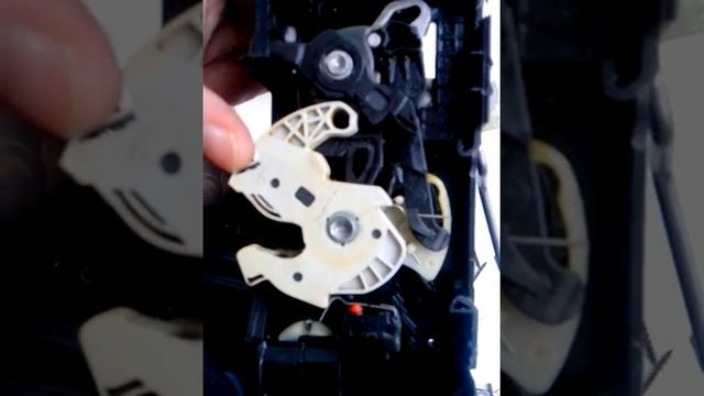 Неправильная работа замка задней двери Corsa D