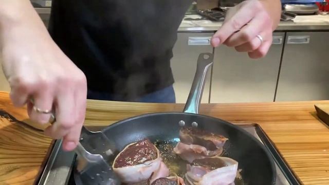 Оленина в беконе, рецепт приготовления