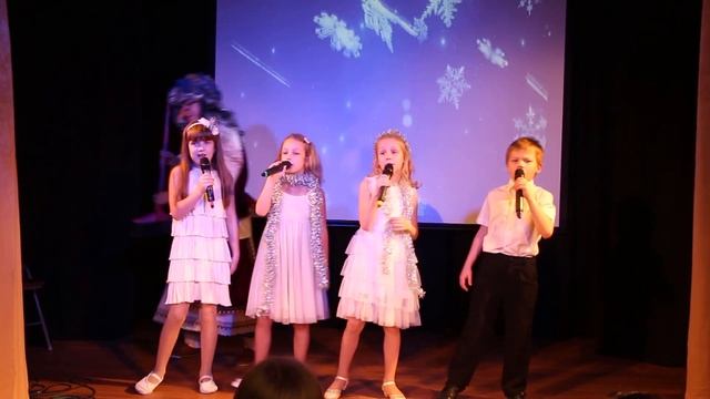 Это Новый год - Что это за праздник, полный песен разных, и бежит веселый, самый длинный хоровод?