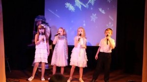 Это Новый год - Что это за праздник, полный песен разных, и бежит веселый, самый длинный хоровод?