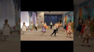 Осенний танец детей в детском саду