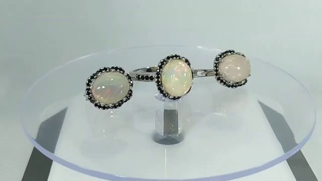 Кольцо и серьги с натуральным эфиопским молочным опалом 11х9 мм и черной шпинелью Серебро 925 смотреть онлайн