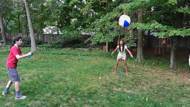 Putting Game with Beach Ball Disc Golf Practice смотреть онлайн