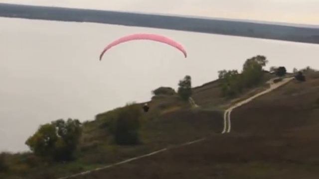 Воронеж. Плотина. Старт на параплане с кувыpком вперед.
