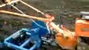 Копаем картошку мотоблоком с копалкой-трясучкой