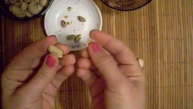 Открываем фисташки