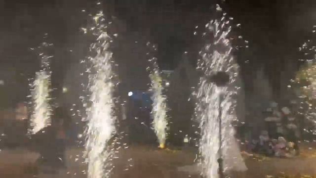 Наземный фейерверк дорожка из фонтанов и пиротехническая вертушка в виде цветка 28.09.2019 Жардин смотреть онлайн