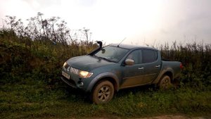 Toyota HiLux против Mitsubishi L200 - скользкая горка