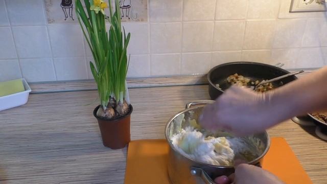 Картофельные пирожки с грибами и мясным фаршем смотреть онлайн