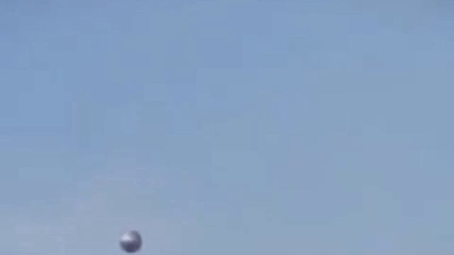 Снова шарообразное НЛО, на этот раз его запечатлели туристы в горах Кавказа. смотреть онлайн