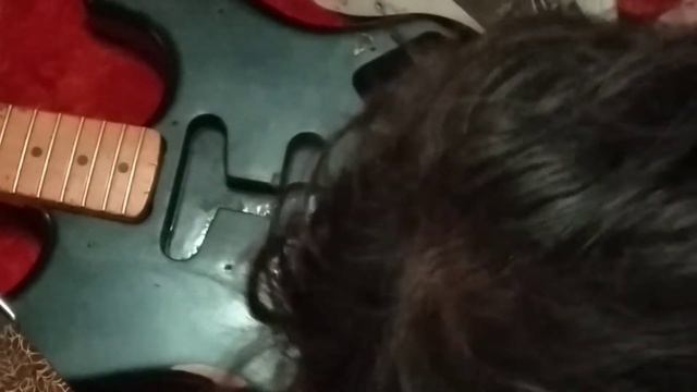 1983 Fender Stratocaster (under pickguard) смотреть онлайн