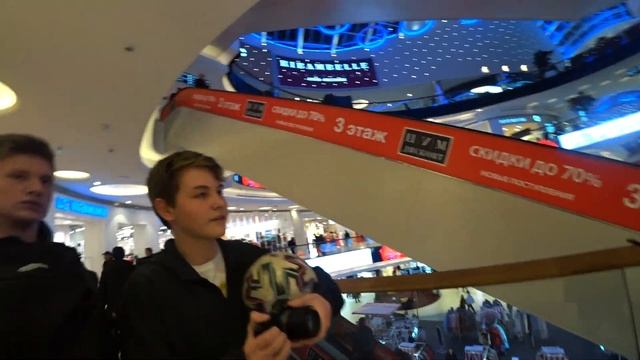 НАС УДАРИЛИ ЗА ПАННУ В ТЦ / КИДАЕМ МЕЖДУ НОГ ПРОХОЖИМ / КТО ПРОКИНЕТ ОХРАННИКУ? смотреть онлайн