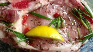 Свиные отбивные с розмарином на гриле