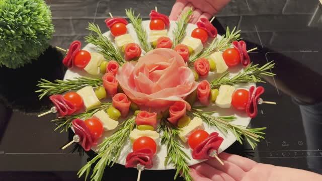 Новогодняя закусочная тарелка