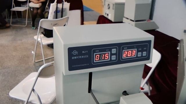 Автоматическое оборудование для наклеивания самоклеящихся этикеток на стеклянные флаконы