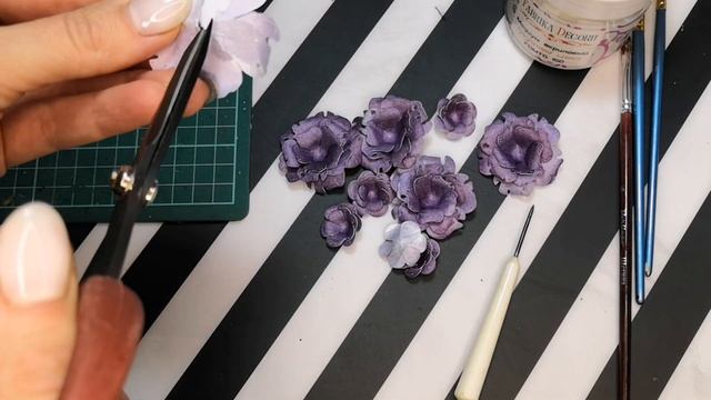 Создаем и украшаем бумажные цветы с помощью сухих красок и материалов Фабрики Декору смотреть онлайн