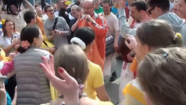 ЕС Индрадьюмна свами на харинаме в Екатеринбург, 04.05.2015 (фрагмент)