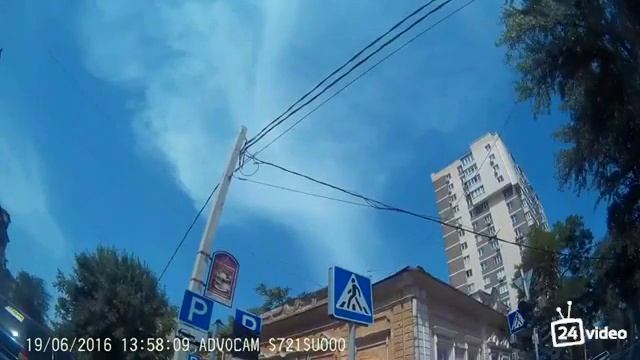 Девушка увлеклась беседой и поехала на красный сигнал светофора смотреть онлайн