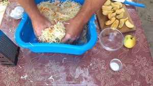 Квашеная хрустящая капуста с яблоками, такую люблю с детства