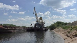 Плавкран ПК-19 Тип: КПЛ-5-30 Проект: 81040 разгружает баржу 7078