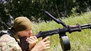 Как зарядить ручной пулемёт Дегтярёва