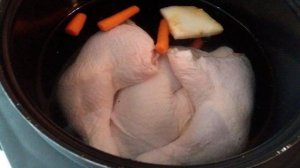 Куриный суп с вермишелью сушеным сельдереем и зеленым луком