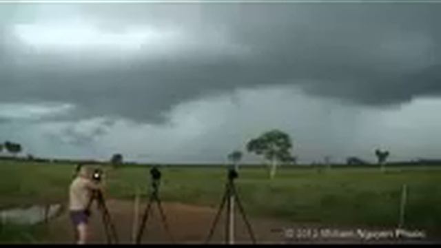 Редкий кадр.молния бьёт рядом с человеком на камеру! смотреть онлайн