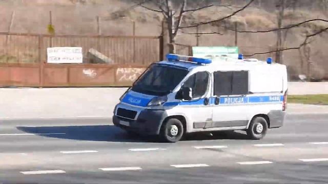 Alarmowy przejazd radiowozu policyjnego. Na sygnale policja przez Trakt Św. Wojciecha смотреть онлайн
