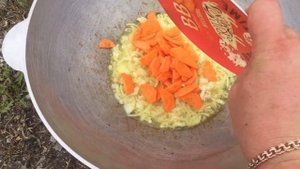 Овощное рагу с куриной грудкой в казане.