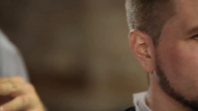 Стильная прическа для мужчины! MotoBarber Денис Юшин, стригущий людей в разных точках мира :) смотреть онлайн