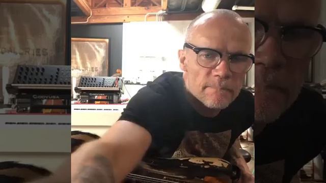 Nice way to spend time! Flea playing a Fleabass смотреть онлайн