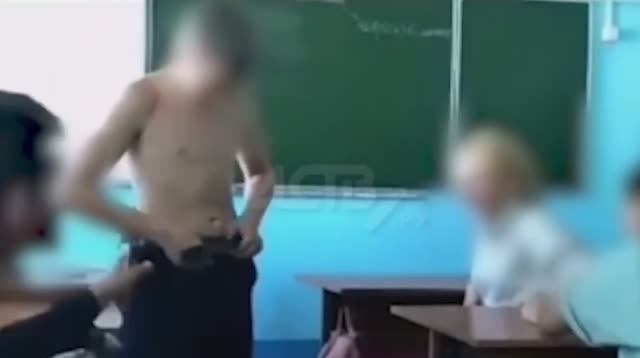 На Сахалине учительница устроила с учениками игру на раздевание