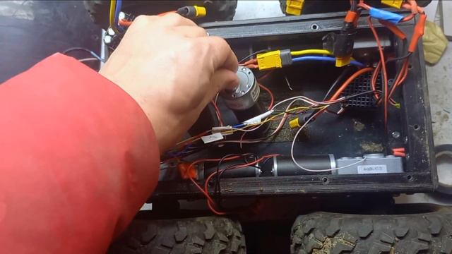 Колёсный робот на пульте управления RC смотреть онлайн