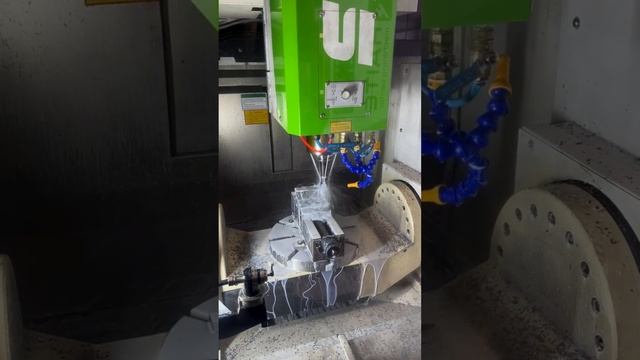 5-ти осевой вертикальный обрабатывающий центр портального типа HDY400F5 смотреть онлайн