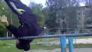 Как делать кувырок назад на брусьях