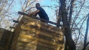 Строительство избушки в лесу. Рецепт блюда из мяса.