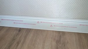 Установка плинтуса делькен "Гамбург стайл" на неровные стены.