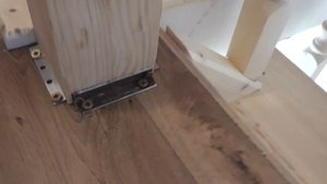 Как закрепить лестничный столб