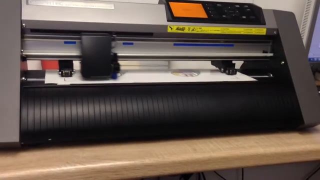 Резка наклеек на плоттере смотреть онлайн