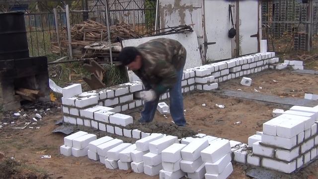 Разметка для кладки первого ряда цоколя из кирпича под сруб бани  Кладка первого ряда кирпича