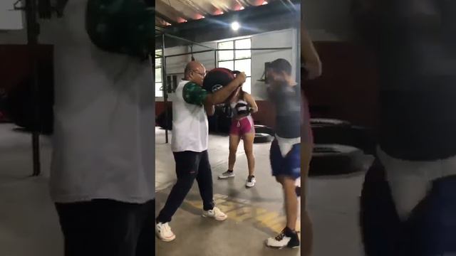 Beibis Mendoza usando la gobernadora con pugilista