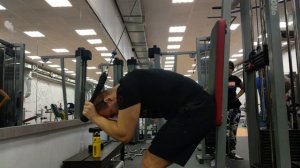 Пресс/стоя скручивания с приведением локтей к ногам в кроссовере. Программы тренировок 89852258478